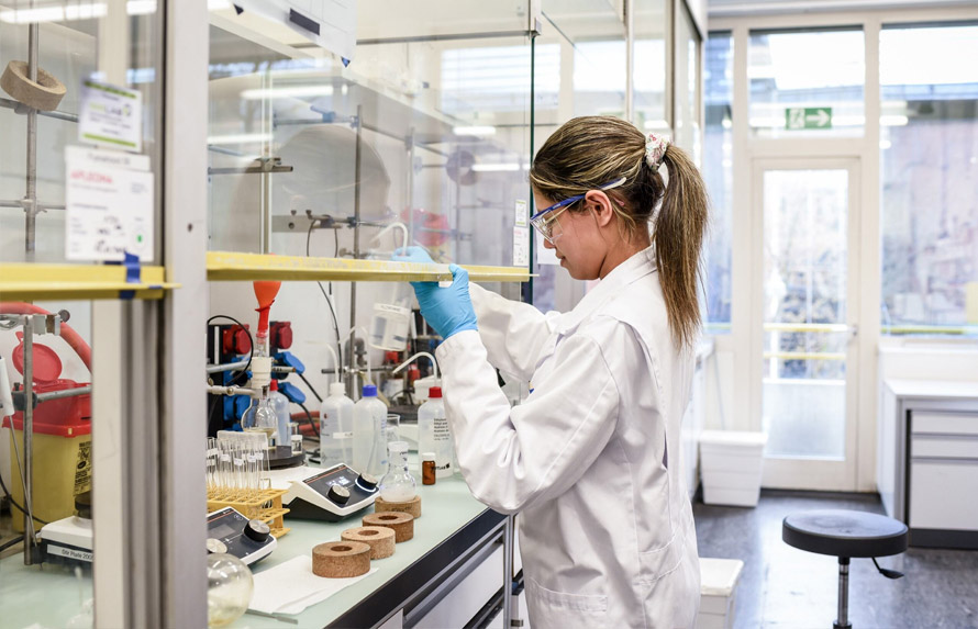 Solid phase synthesis. Building complexity with precision. Where efficiency meets innovation. Discover more!